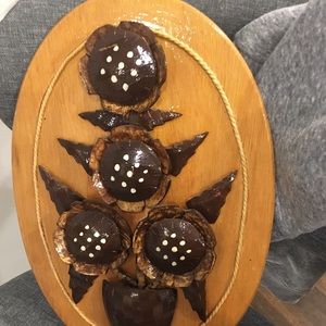 Beautiful wall Decor with flower design.